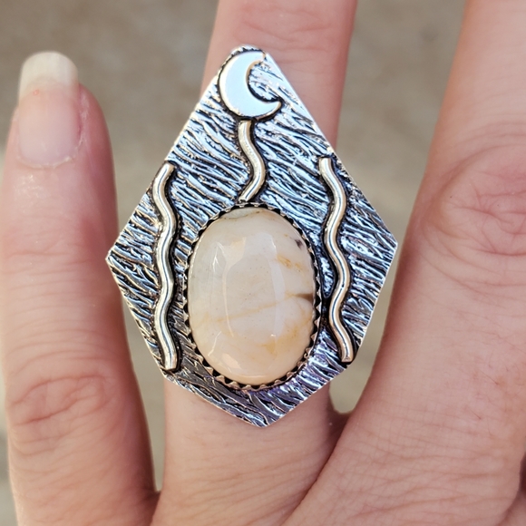 New Witchy Mookaite Horned Crescent Moon 925 Silver Ring. - Picture 1 of 9